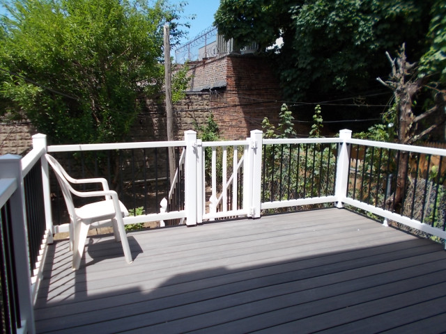 LARGE PRIVATE DECK AND 2 BEDROOMS 2, 5 TRAINS