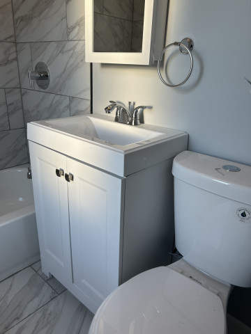 Beautifully Remodeled Townhouse Near Chicago State University!