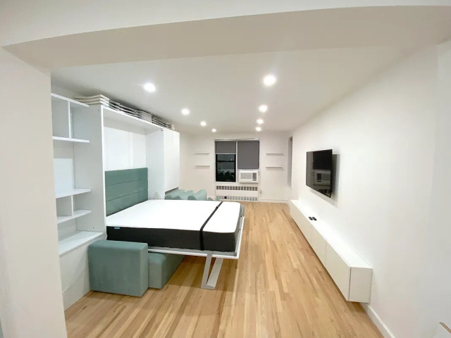 BRIGHT, SPACIOUS STUDIO