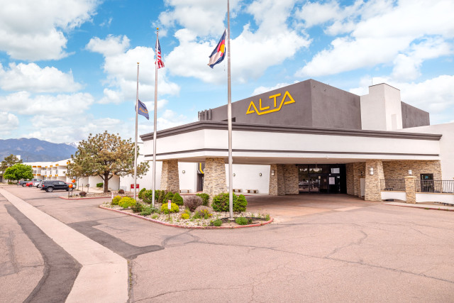 Studio Living in Colorado Springs from $765!!!– Indoor Pool, Pickleball & More at Alta!