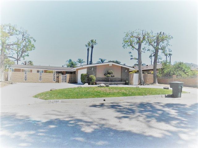 MULTIPLE STUDENT UNITS FOR RENT / AMAZING LG EXECUTIVE POOL HOME NEAR SOUTH HILLS GOLF COURSE / COUNTRY CLUB!