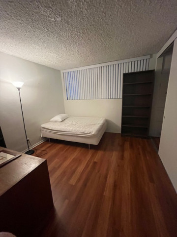 Townhouse room available 