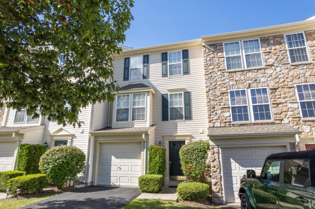 Move In Ready Townhome!!