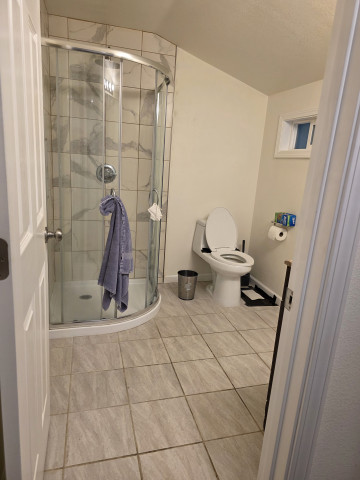 Furnished Room – All Utilities + Wi-Fi – Steps from South Bellevue Light Rail