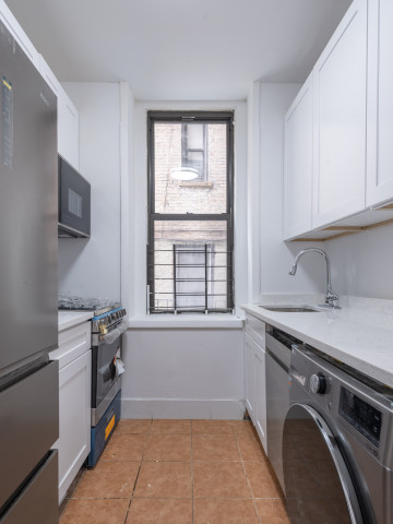 RENT STABILIZED/ PRIVATE OUTDOOR SPACE/ IN UNIT WASHER DRYER/ 3 BED / 1 BATH!!