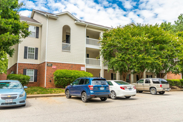 Spacious top floor 3-bedroom with 2 full bathrooms