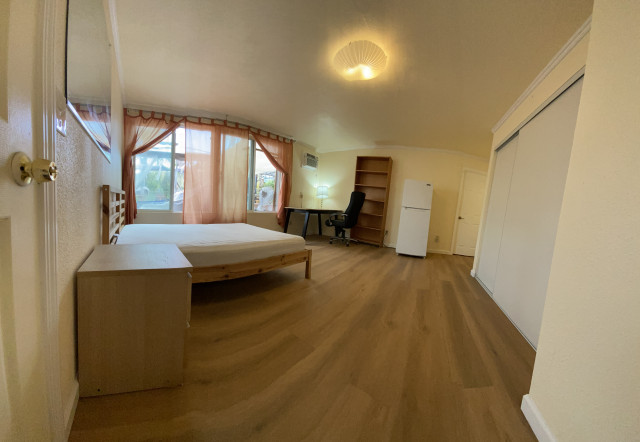 Immediate Move-in - Private Room with Independent Entrance near University Campus ( Just 2 miles away)