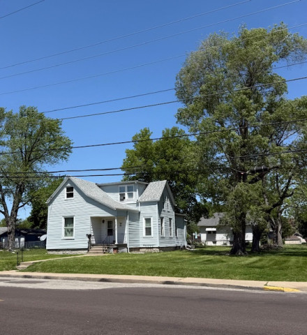 Prime Peoria Heights location with ALL UTILITIES INCLUDED 3.5 miles from Bradley campus.