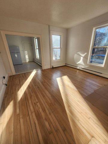 Bright 1st floor 2BR Apartment  – May Rent FREE! (Lewiston)