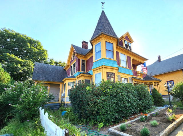 Private Bedroom in Beautiful Victorian Home
