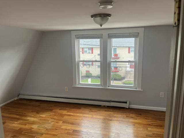 Clean & Updated 3 bed/2 bath 