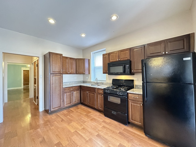 Spacious Apt Albany Park-ROOM FOR RENT