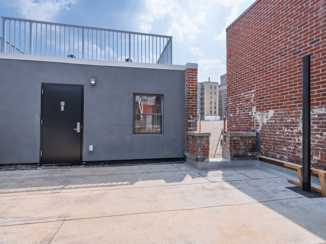 4 bedrooms! 2 kitchens! 2.5 bathrooms, 2 FLOORS!! Eat in dining room/ can be converted into another room! Private roof deck- 1200+ sf!!! FREE BASELINE WIFI!! PET FRIENDLY!!